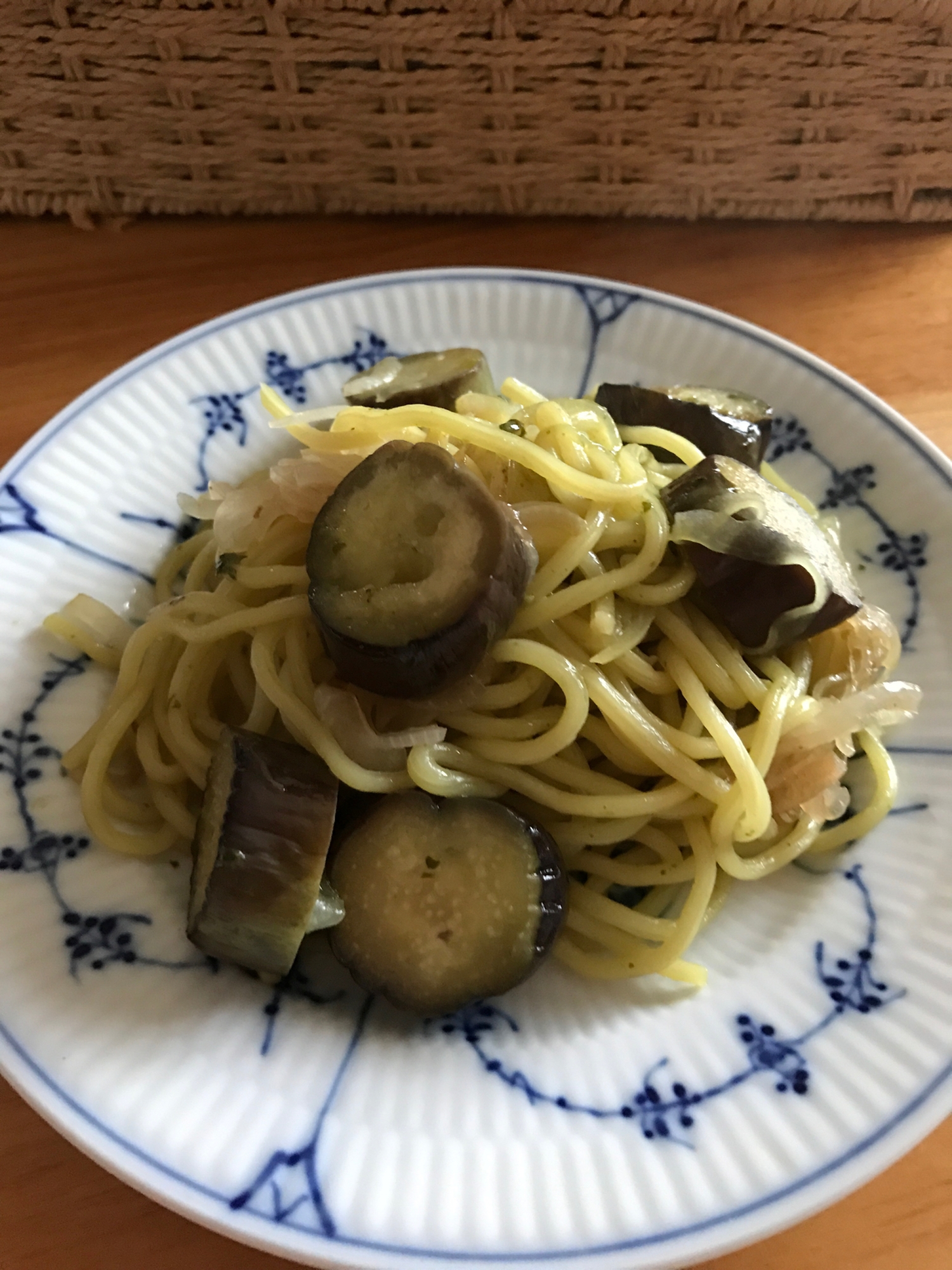 玉ねぎとナスのバジルソース焼きそば