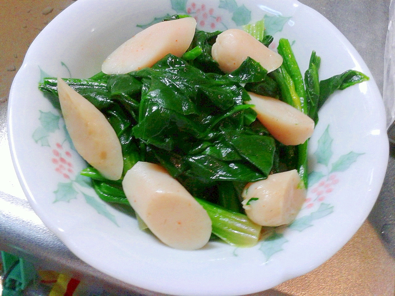 簡単美味しい☆ほうれん草と魚肉ソーセージの炒め物♪