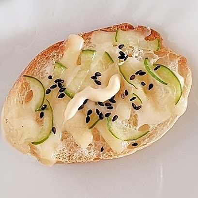 きゅうりにマヨがけ国産チーズトースト