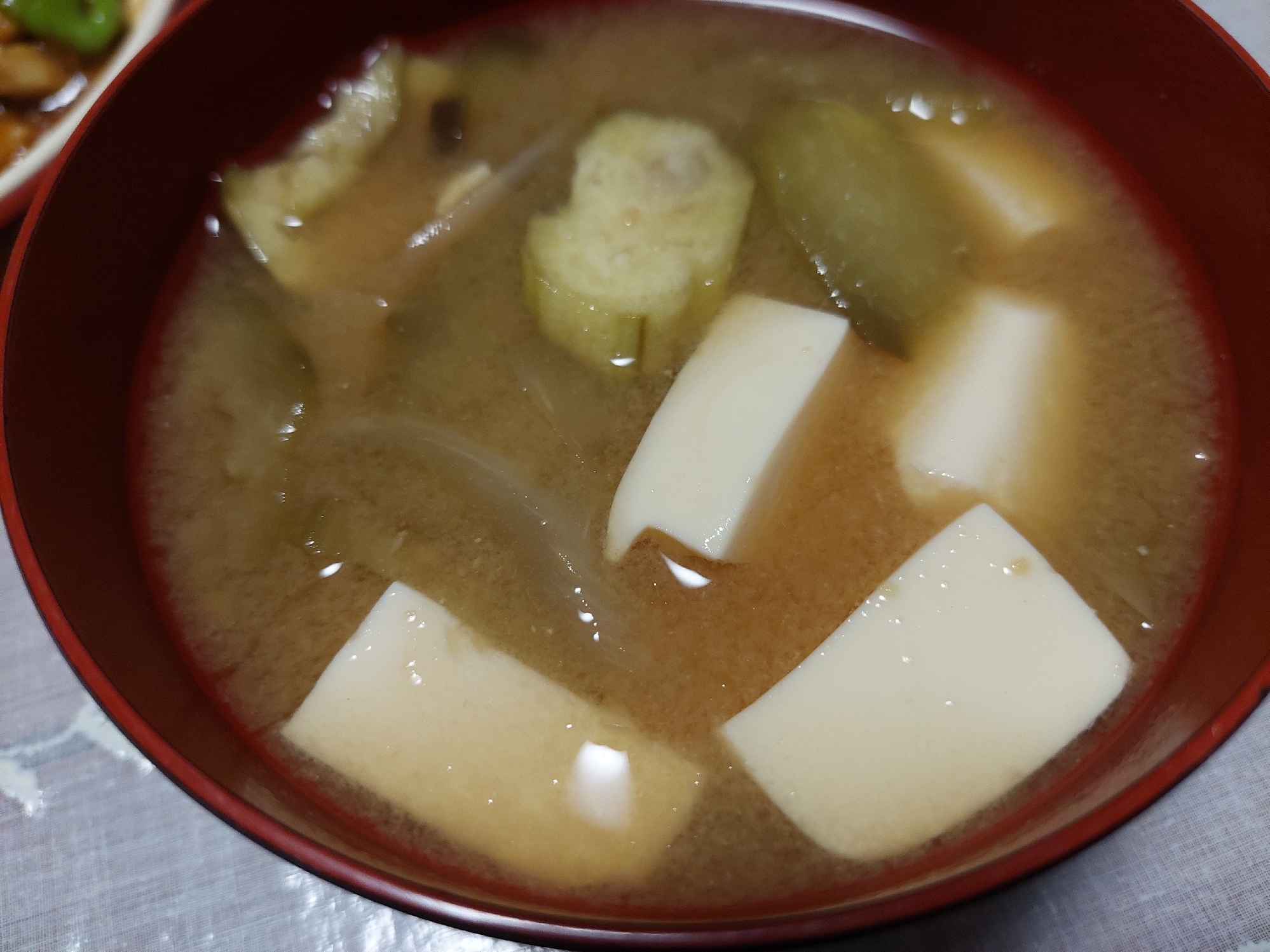 豆腐と玉ねぎとナスのお味噌汁