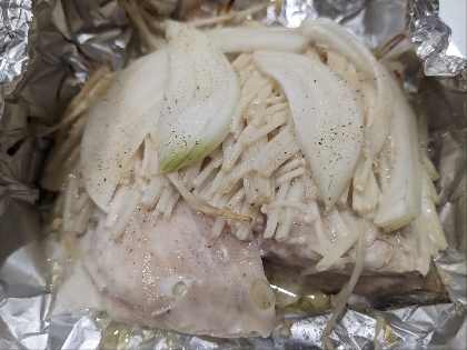 鮭のホイル焼き（舞茸とたまねぎ入り）