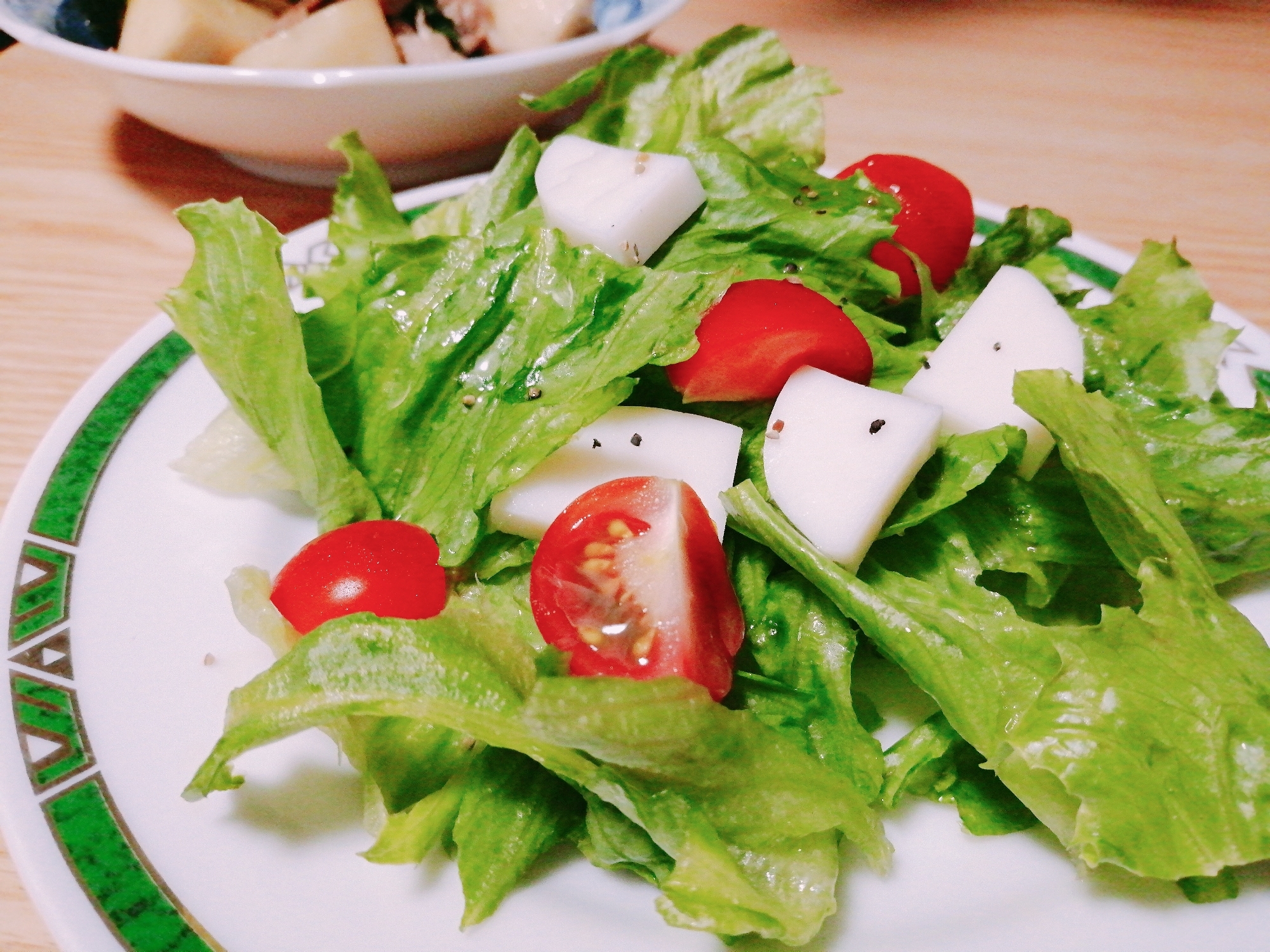 亜麻仁油で☆レタスとかまぼことミニトマトのサラダ