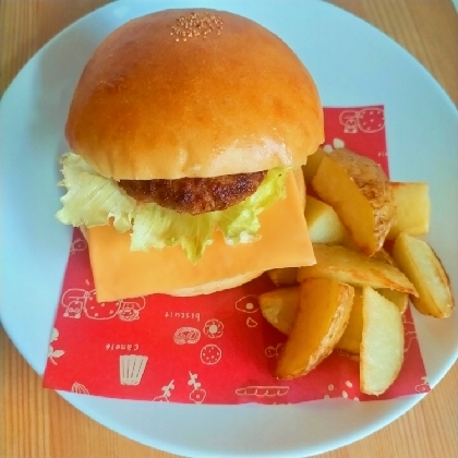 久しぶりのハンバーガー ランチ！
ふわふわのパンで美味しかったです
レシピ ありがとうございます♡