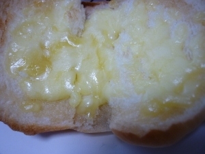 お待たせです☆ロールパンにパラパラチーズですいません！甘じょっぱいが大好きなのでおいしい至福の時をありがとう～れんどさん☆8枚切り食パンの謎は解明しましたか？