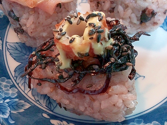 昆布佃煮と竹輪と黒ごまの赤飯おにぎり