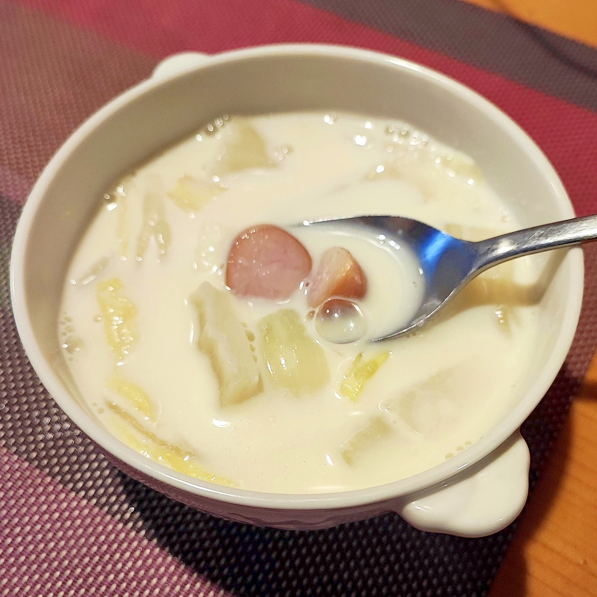 白菜とウインナーのミルクスープ
