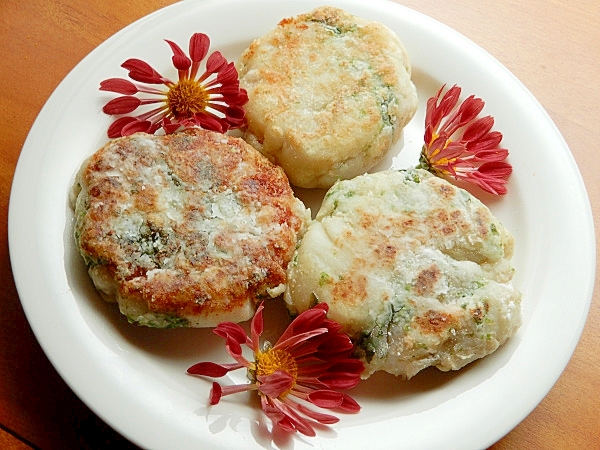 白色の皿に盛られた里芋とたらこのおやき