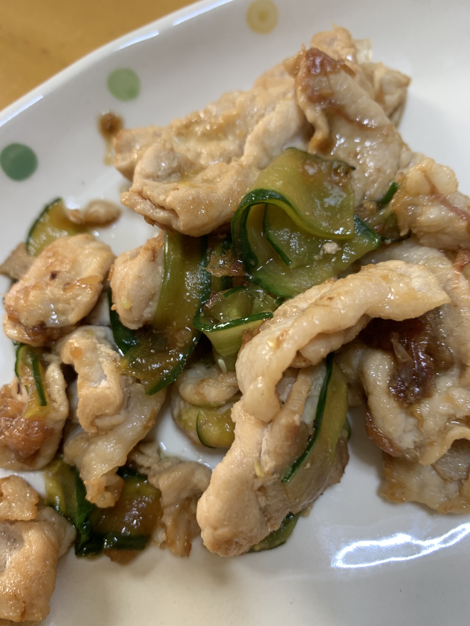 豚薄切り肉とキュウリの梅ソース炒め