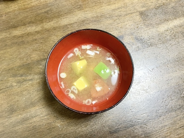 味噌汁レシピ　アボカドとトマトの味噌汁