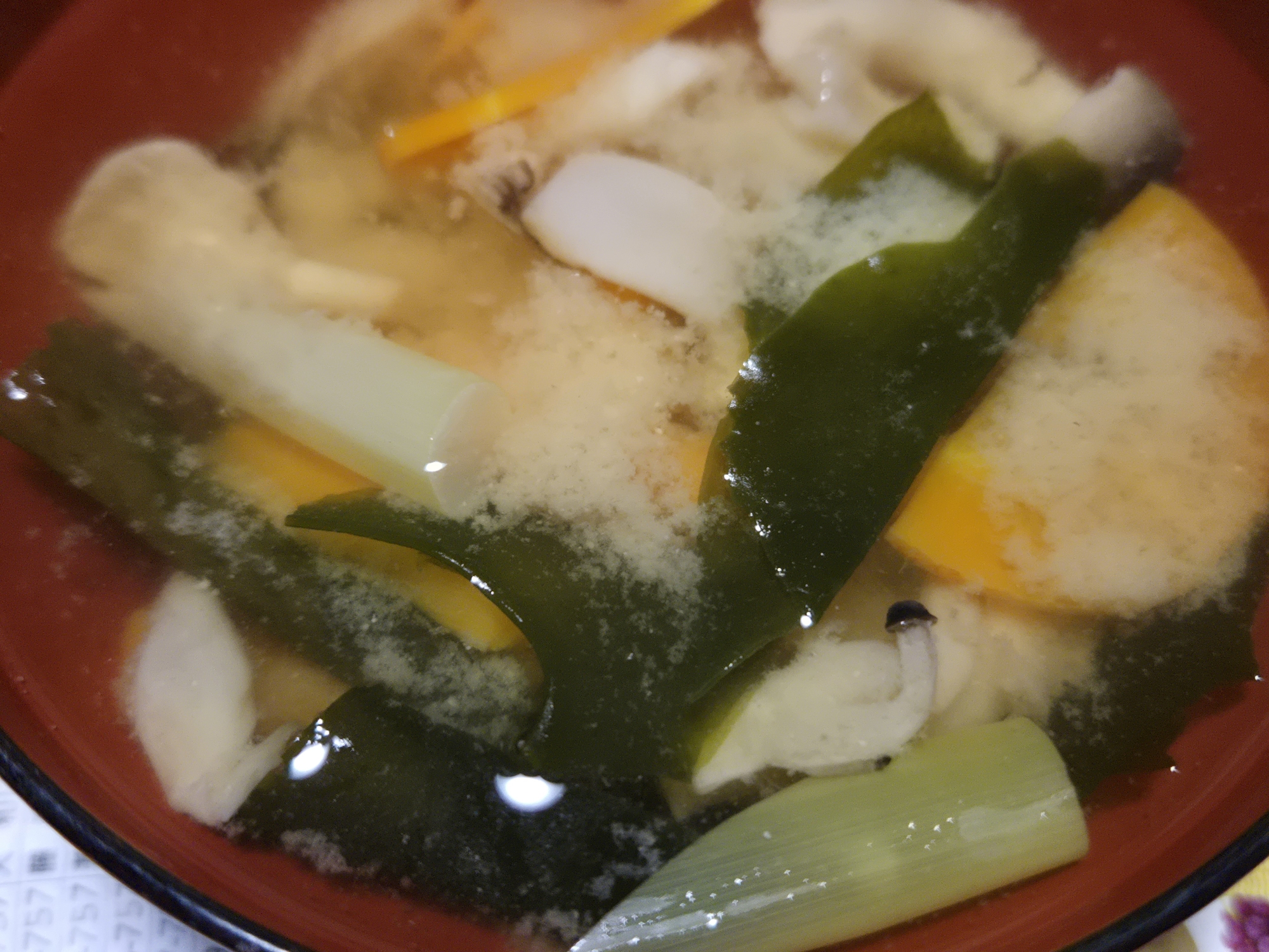残り野菜とわかめのお味噌汁