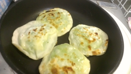 キャサディア　アボカドとチーズの餃子皮包み揚げ