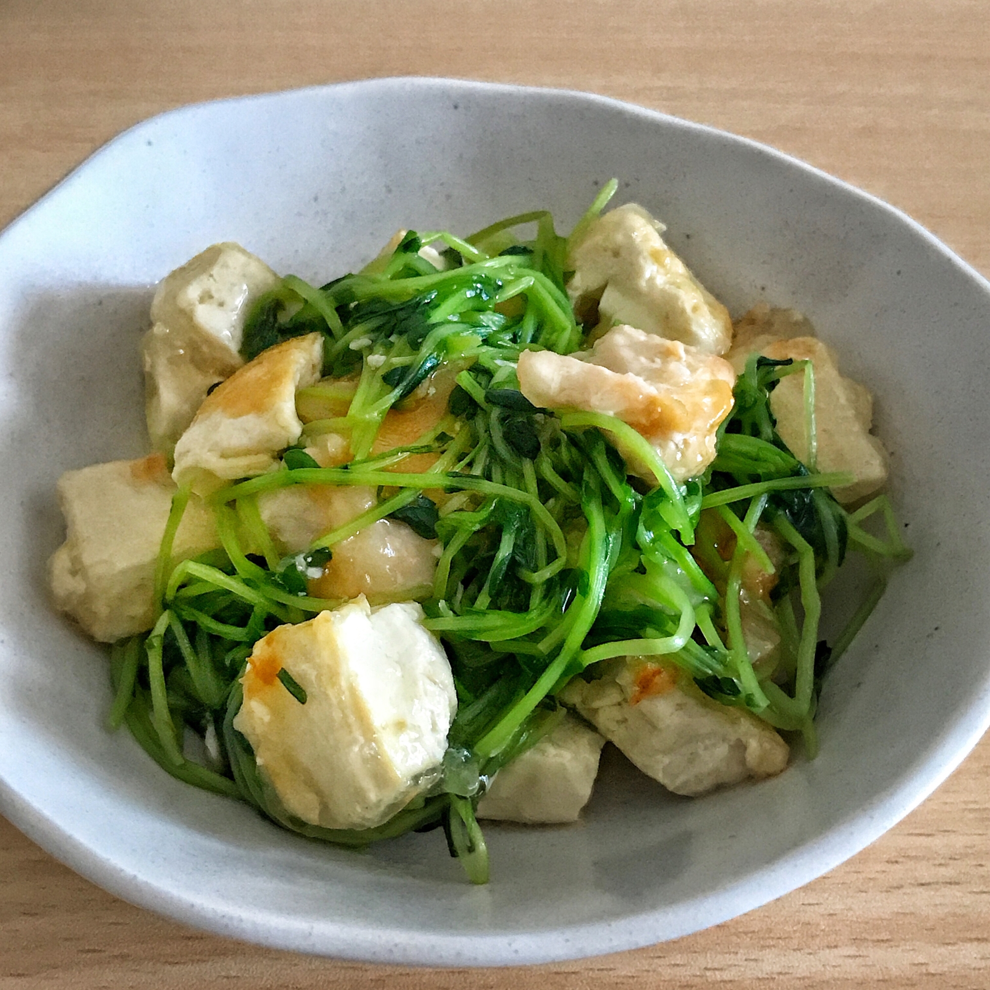 鶏肉と豆腐、豆苗のとろみ炒め