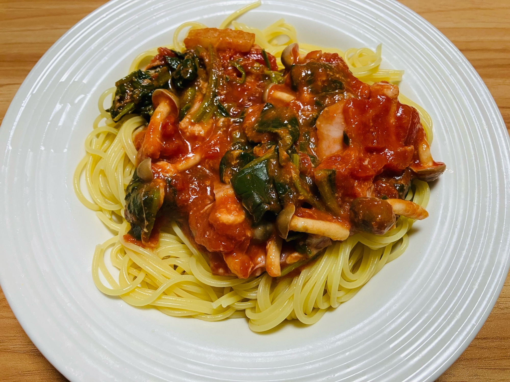 ほうれん草とベーコンのトマトソースパスタ