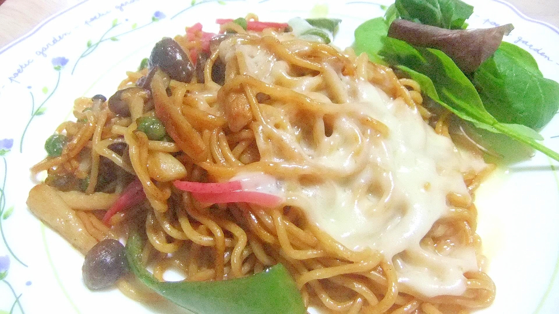 ピーマンシメジと国産チーズの焼きそば