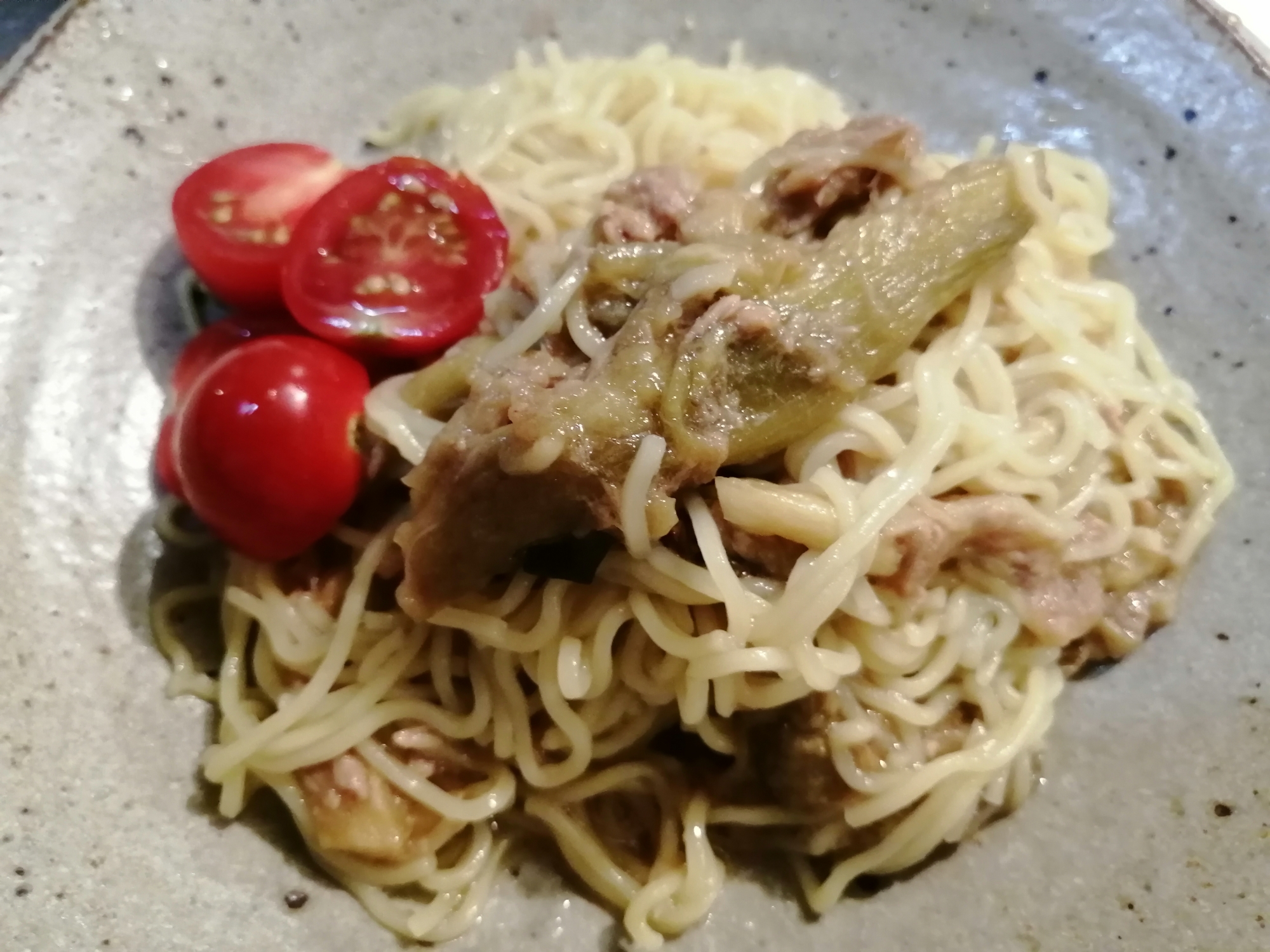 冷やし中華で、焼き茄子とツナ缶の和え麺