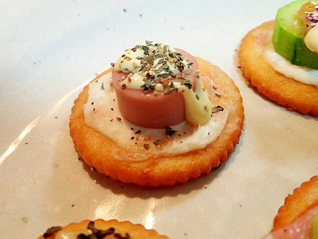 クリームチーズと魚肉ソーセージの焼きリッツ