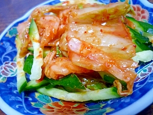 簡単おつまみ♪ きゅうりと白菜キムチのごま油和え