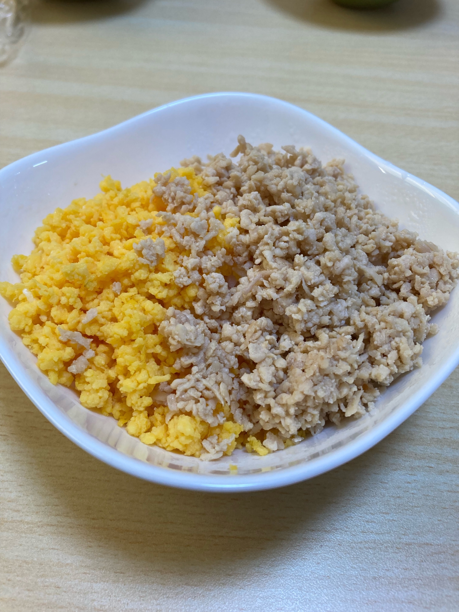 ２色そぼろ丼