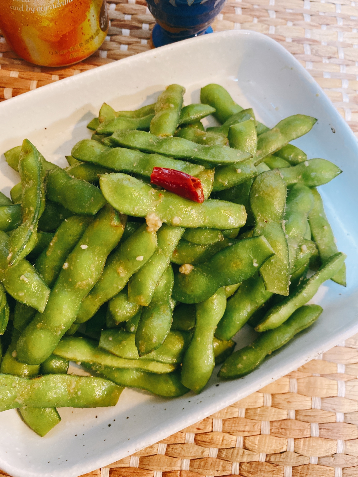 手が汚れても食べる 枝豆