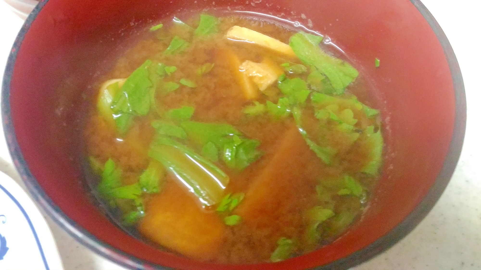 高野豆腐と菊菜の赤だし味噌汁
