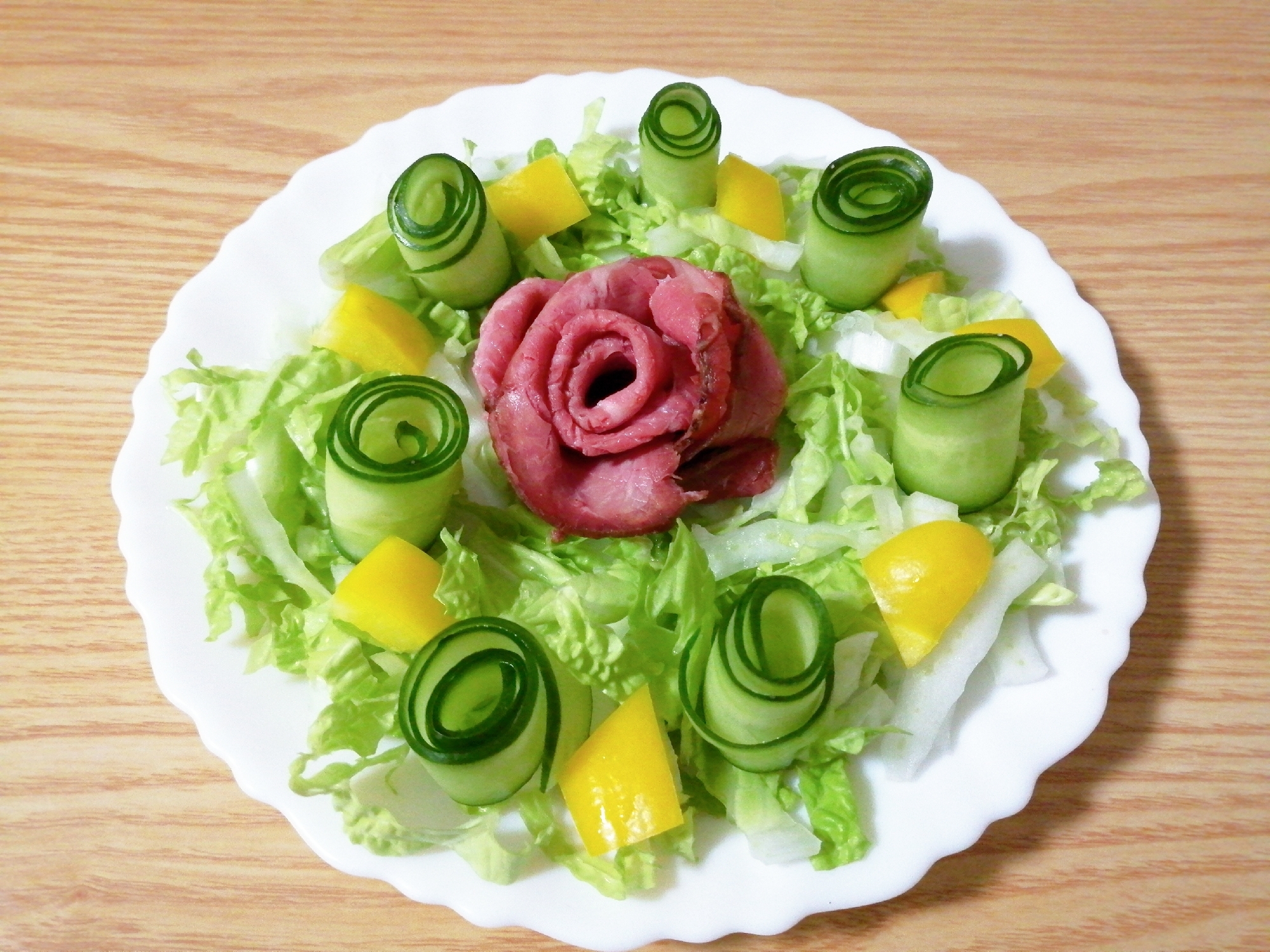 白菜とローストビーフのお花のサラダ