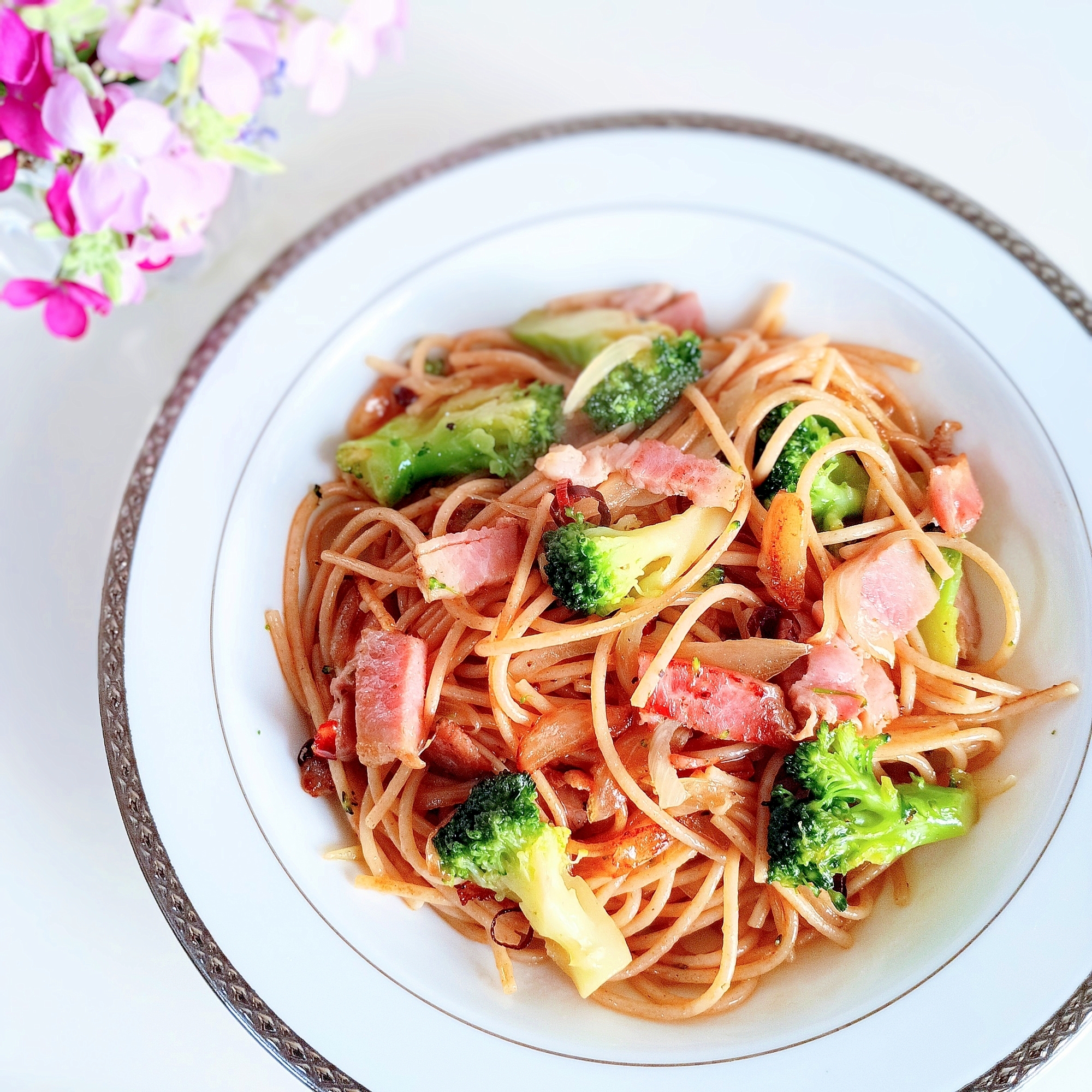 ベーコンとブロッコリーのペペロンチーノꕤ୭*