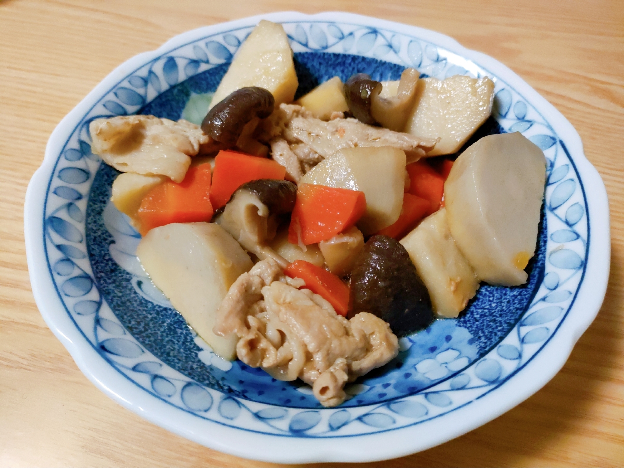 豚肉と里芋と人参と椎茸の煮物