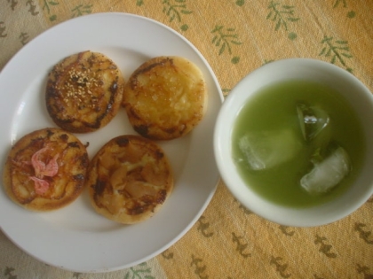sundisk*さんレピのお煎餅と一緒にいただきました～♪
お煎餅と緑茶って日本人らしいおやつよね(o´艸`)ふふっ♡
しその香りで一層美味しぃ～♡ごち様です♪