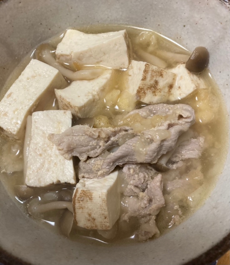 焼き豆腐と豚こま肉、しめじの天かす煮