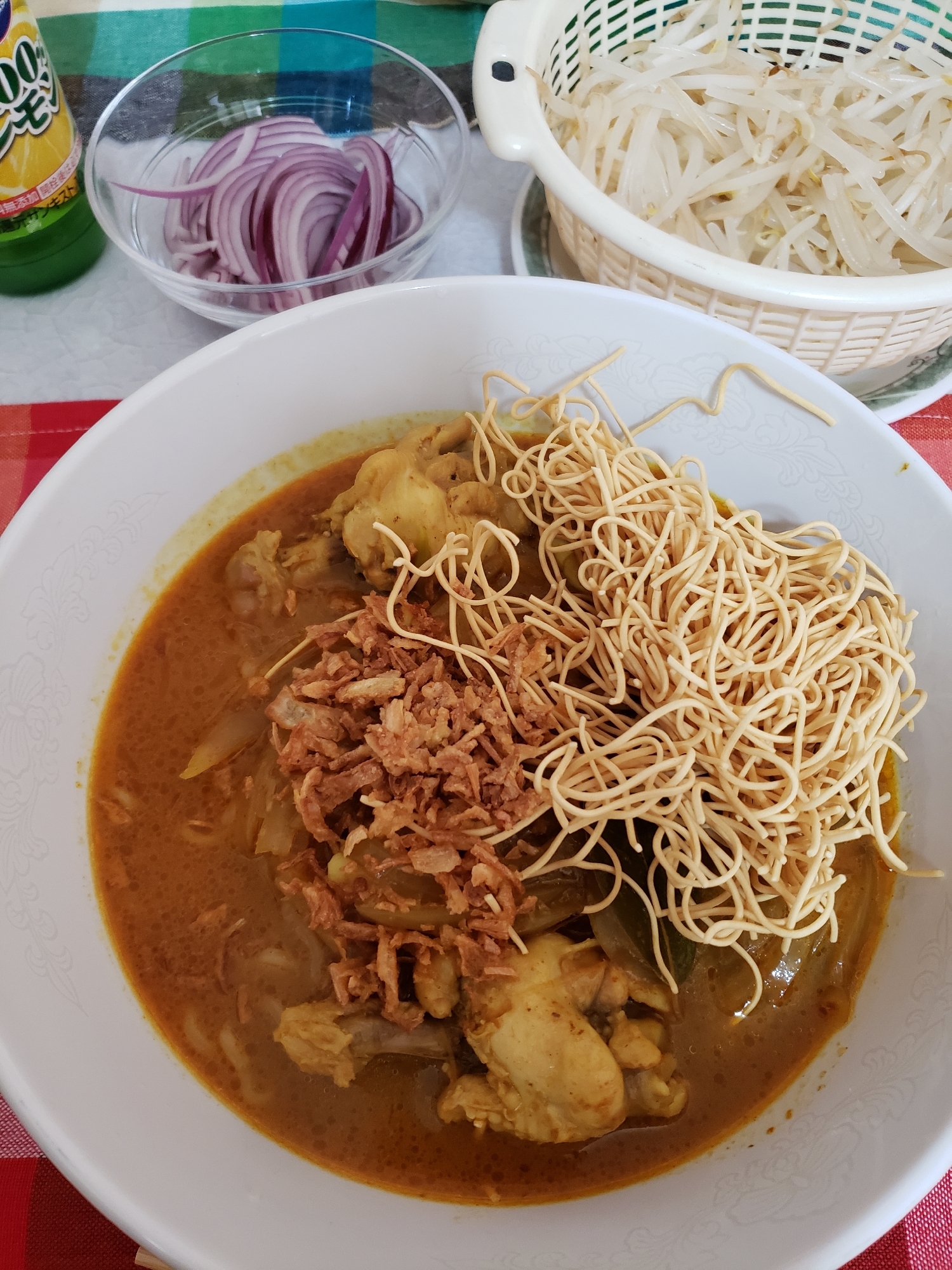 タイ北部チェンマイの郷土料理　カオソーイ