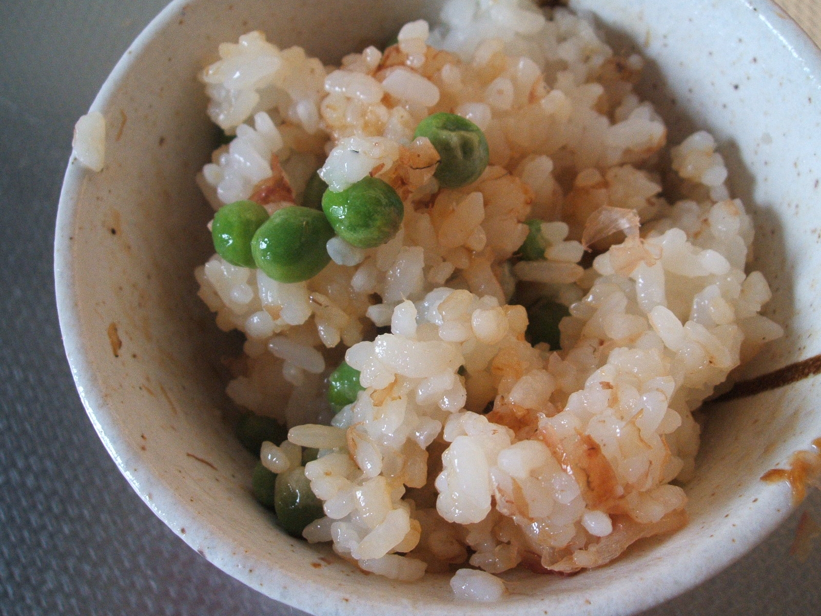 グリンピースと鰹節の混ぜご飯