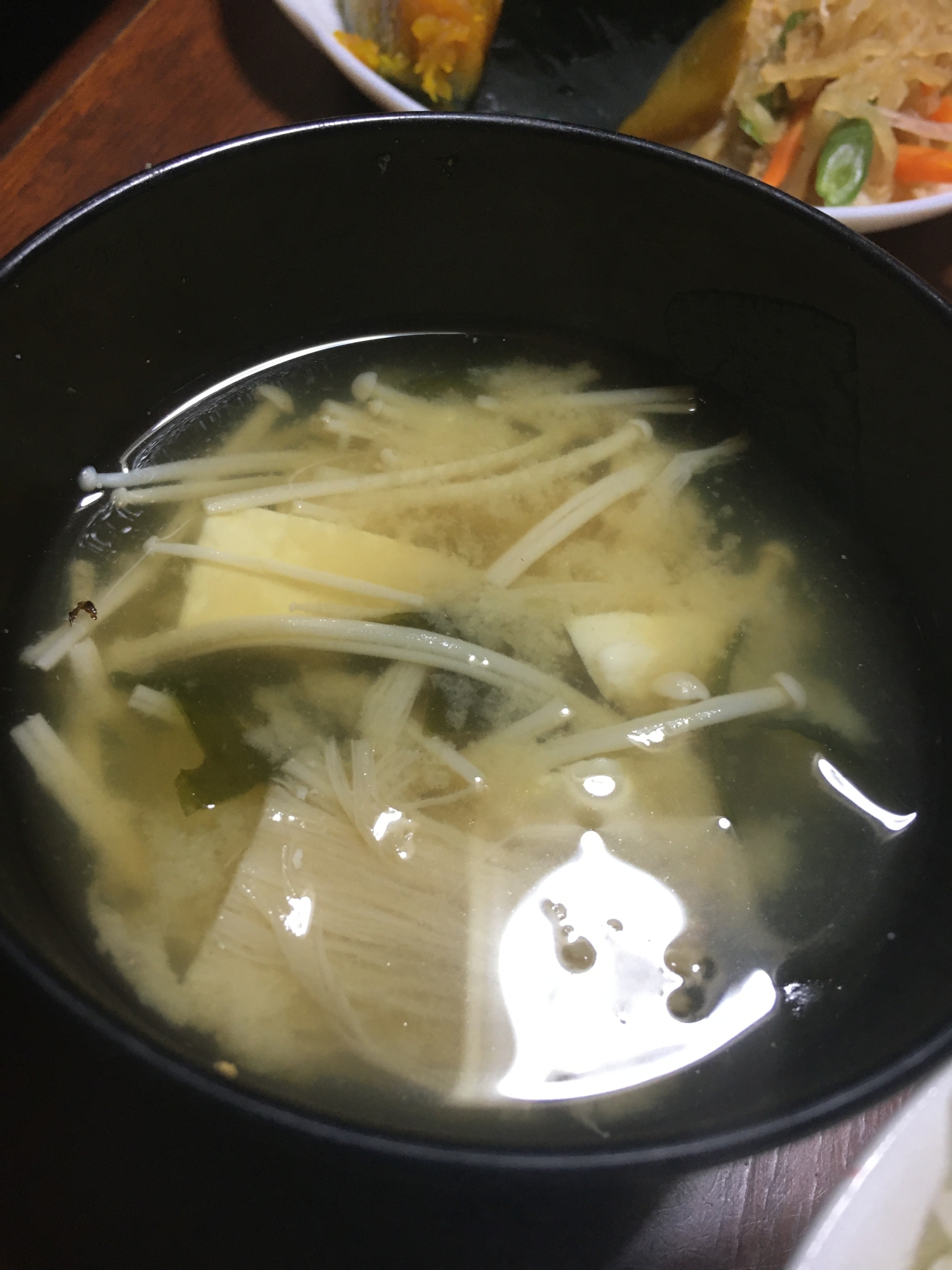 豆腐とわかめとえのきの味噌汁