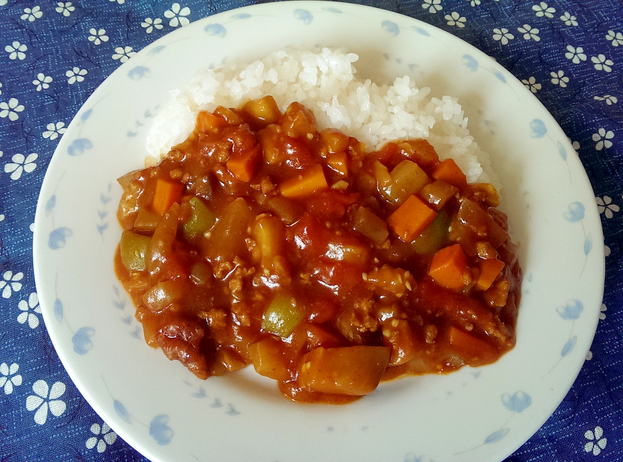 トマト缶で作るひき肉と夏野菜のカレー