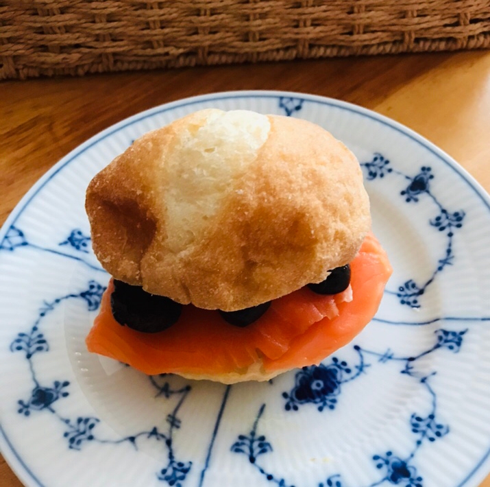 スモークサーモンとオリーブのマリネサンド