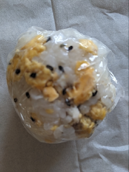 納豆&チーズ風味の炒り卵&黒いりごま✿⁠おにぎり