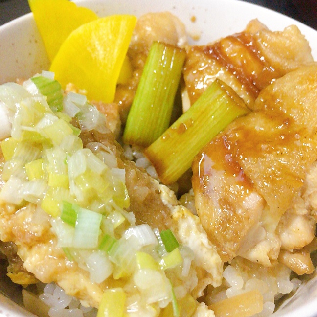 鶏モモ葱ま焼き鳥と鶏むねカツ葱塩ダレの兄弟丼