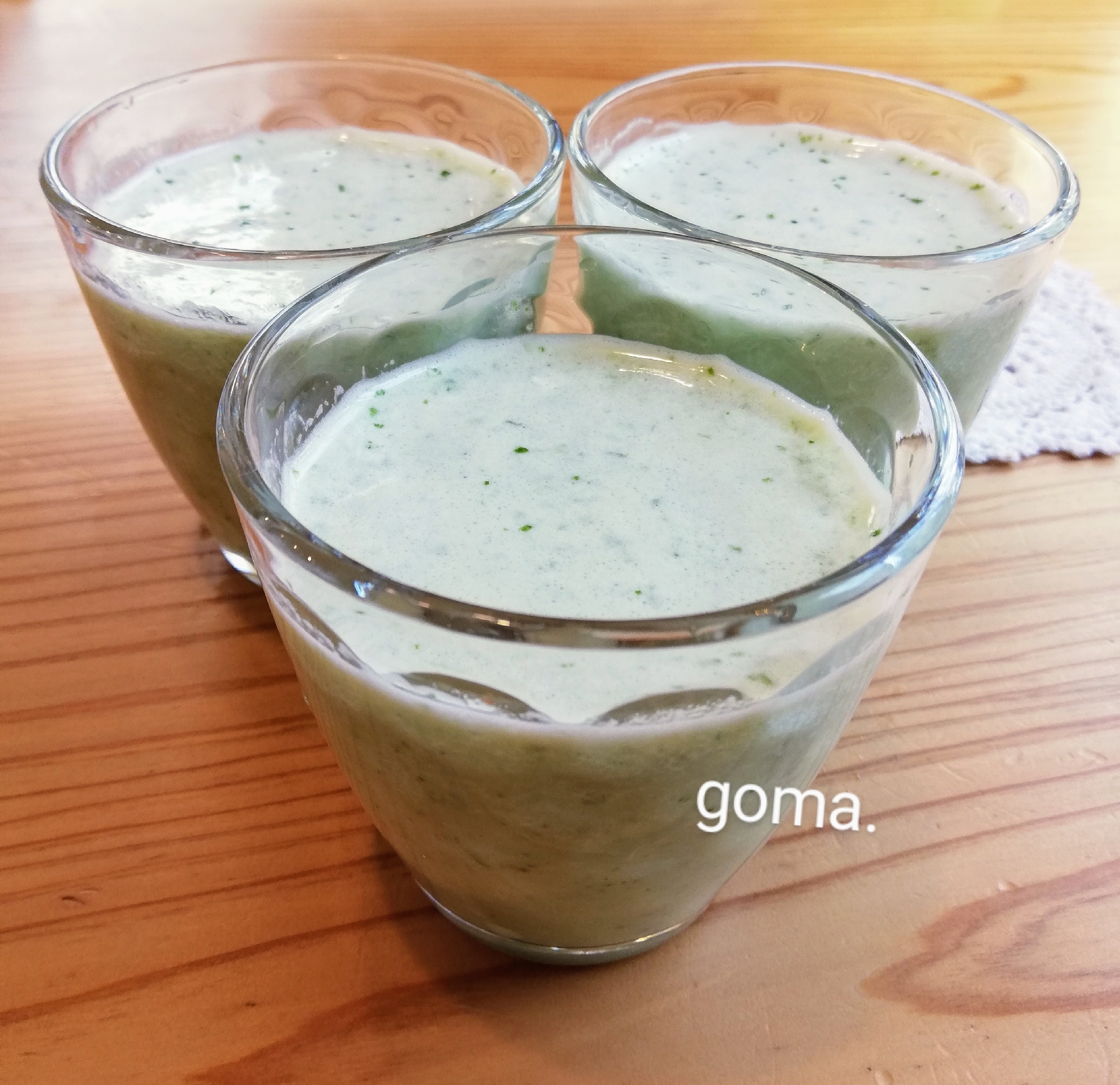 コップに入ったしょうが入りスムージー