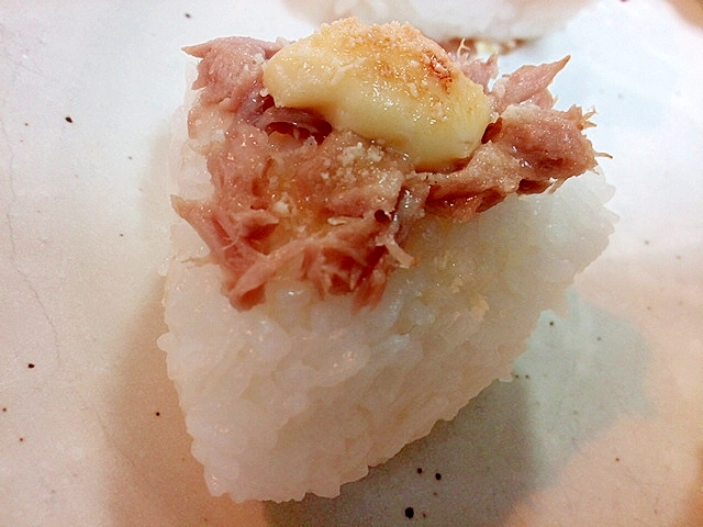 パルメザンチーズ/タルタルで ツナの焼おにぎり