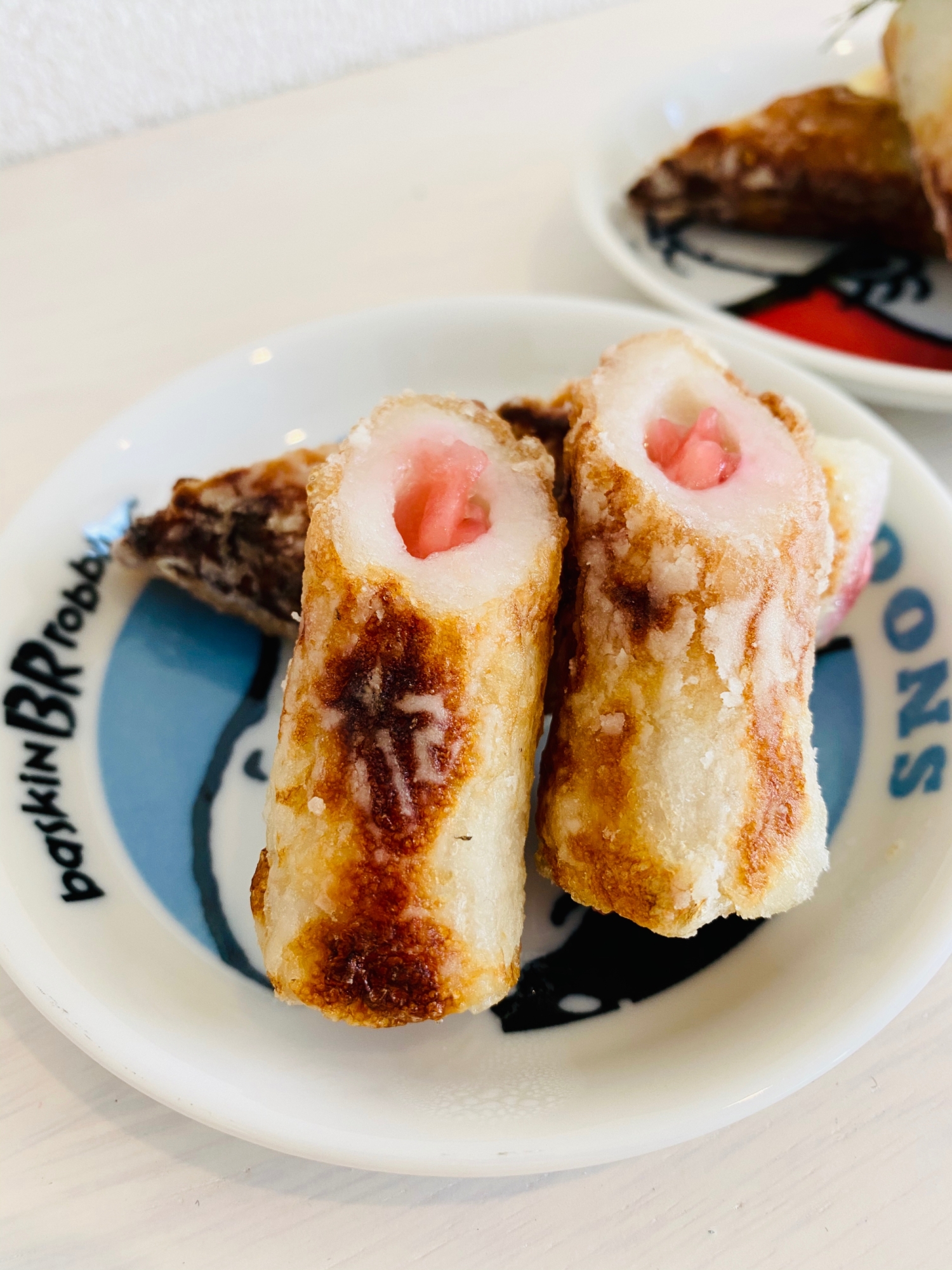 サーティワンの皿に盛り付けた 紅しょうがちくわの揚げ焼き