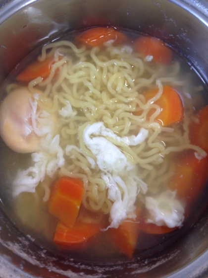 適当ラーメンですみません…
スープがおいしくて見た目以上に美味しかったです