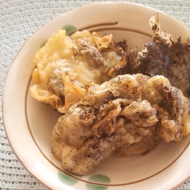 白い陶器に盛り付けたぎばさの天ぷら