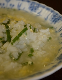 夜にたくさん食べる予定があったので昼食は雑炊で胃に負担をかけず。
あっさりほっこり味で美味しかったです