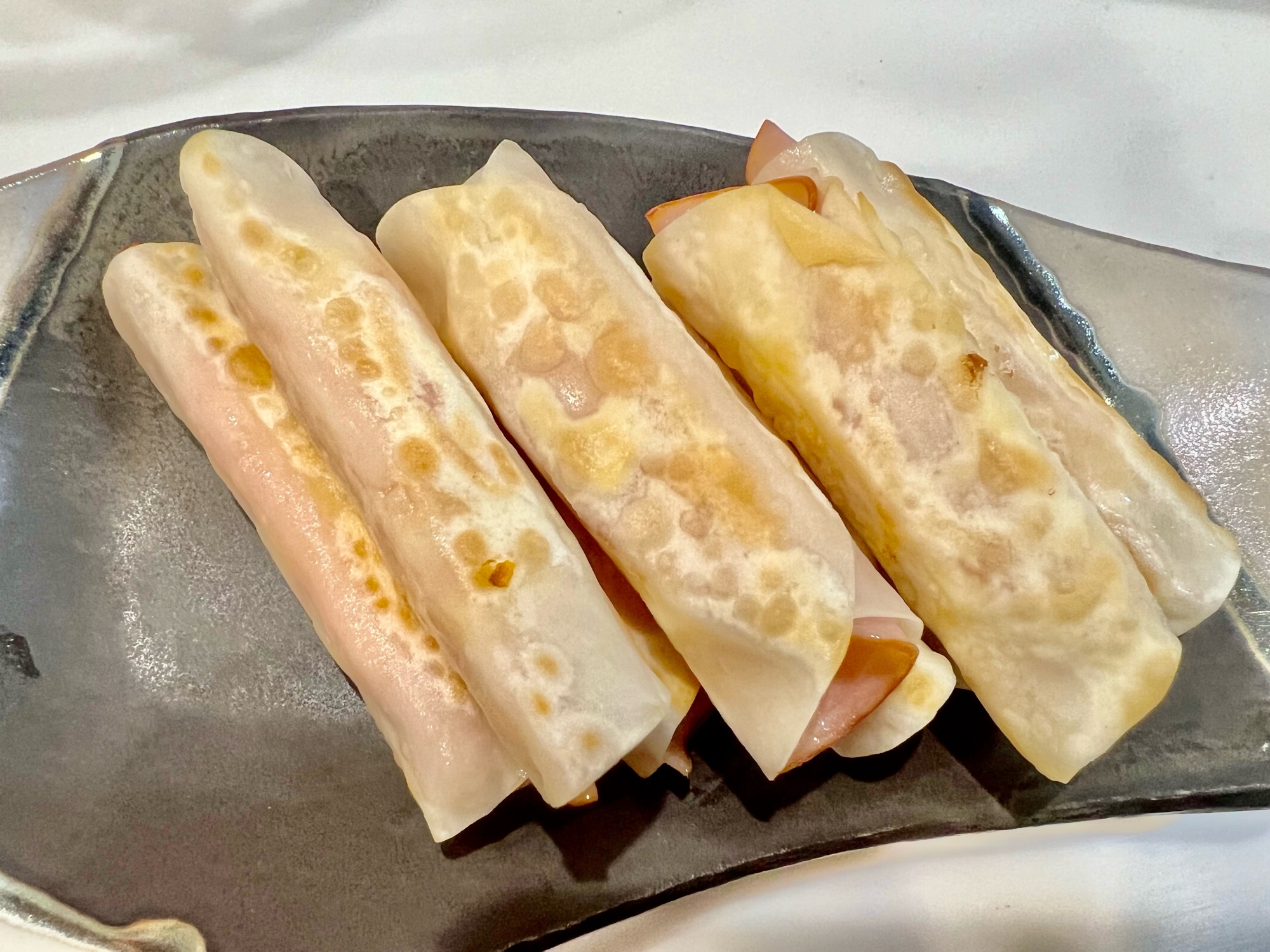 餃子の皮で作る簡単ハムチーズロール