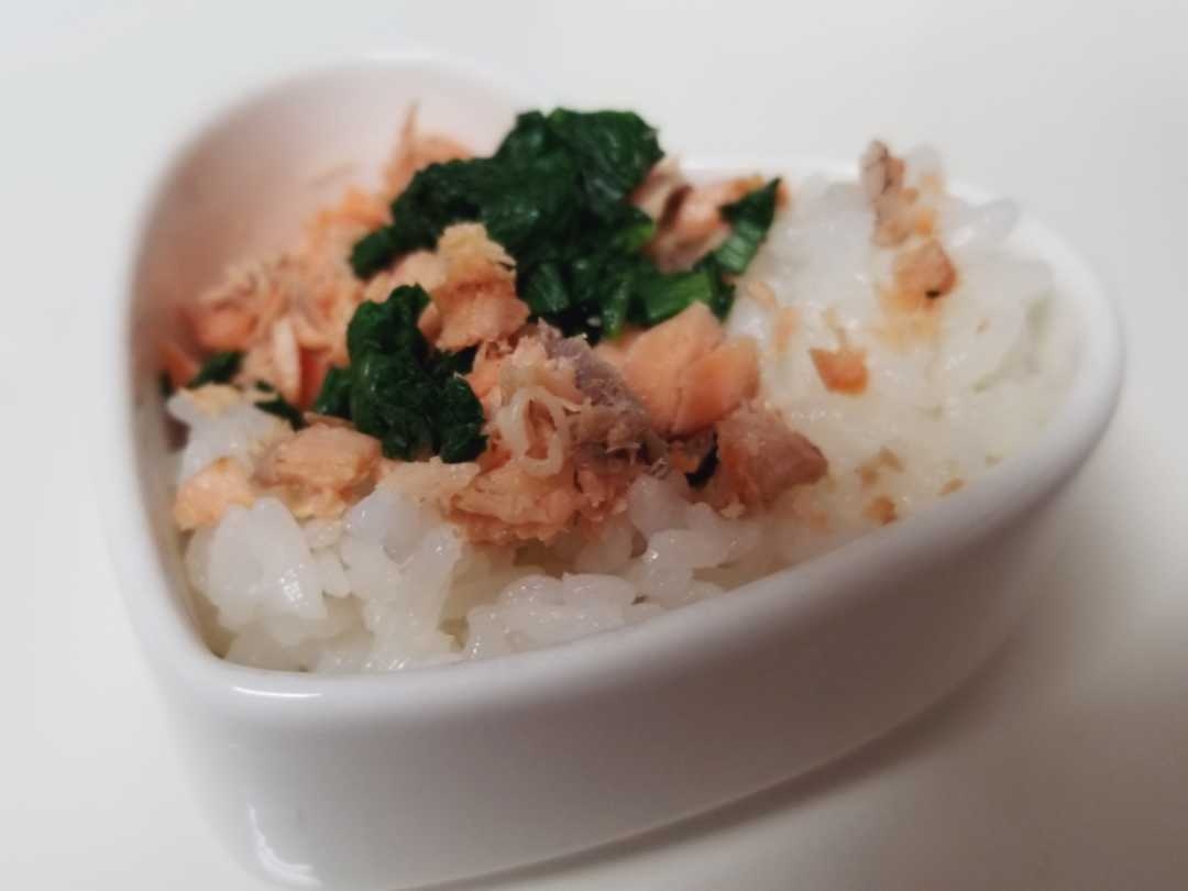 【離乳食後期】小松菜と鮭の混ぜご飯