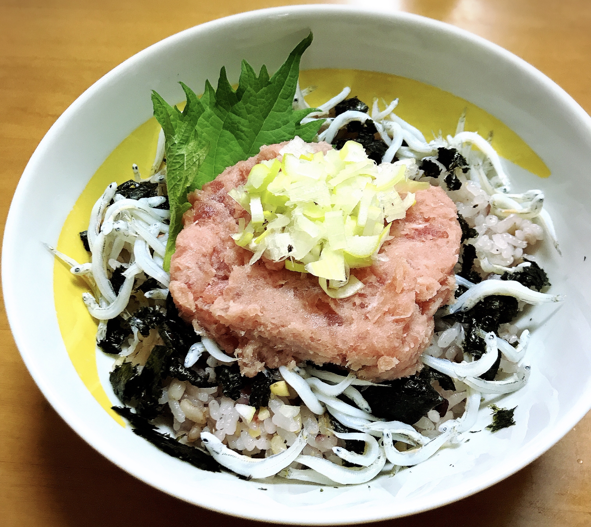 雑穀ご飯でしらすネギトロ丼