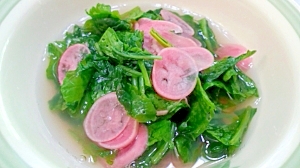 器に盛られたラディッシュ葉のサラダスープ