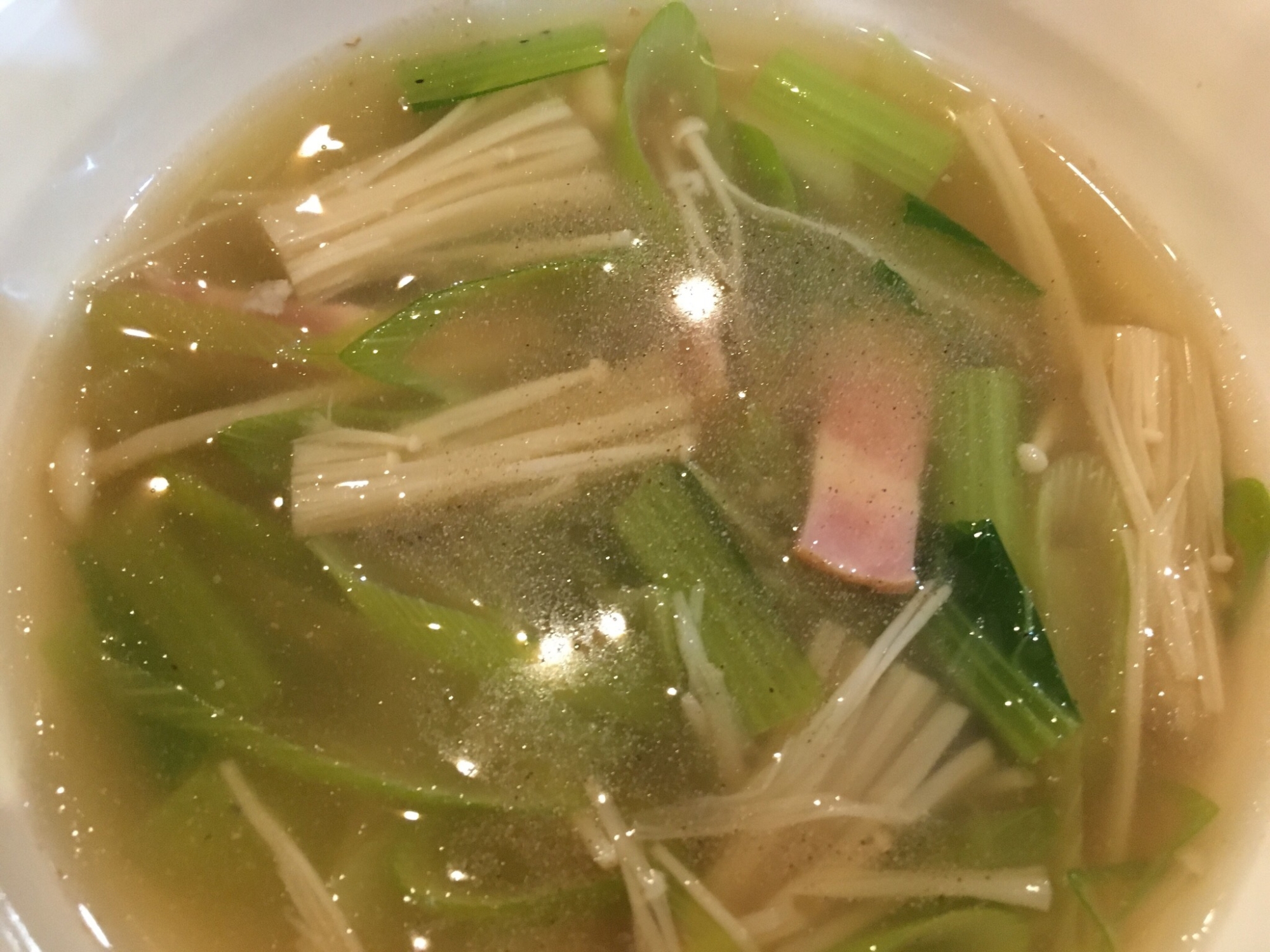 小松菜とネギとえのきとベーコンのスープ