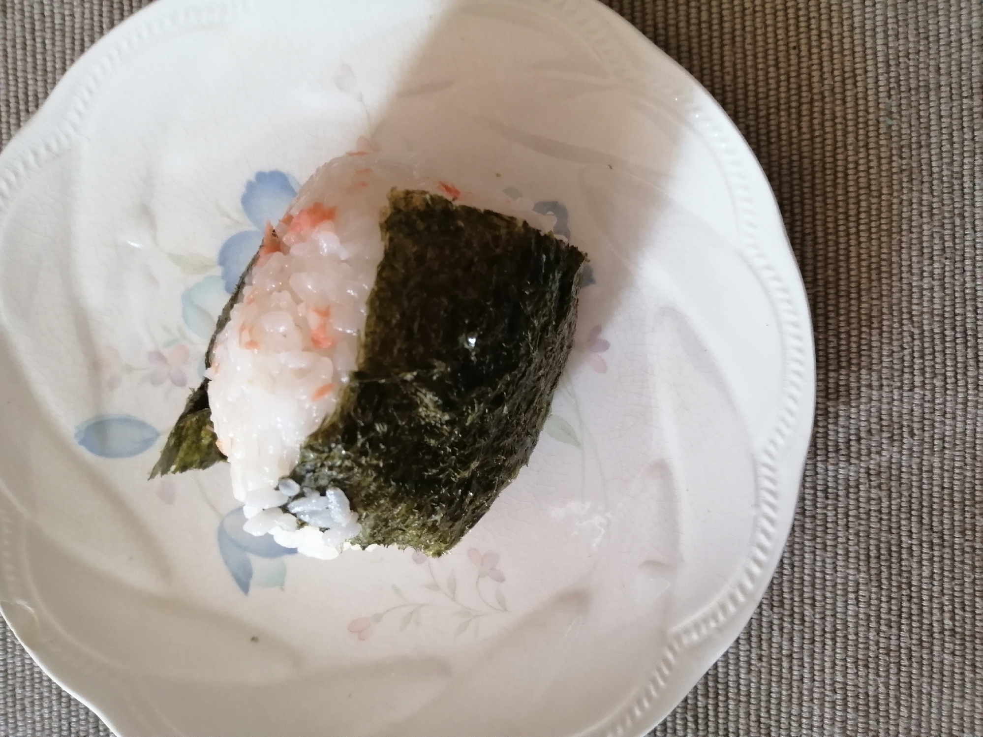 お弁当の鮭梅おにぎり