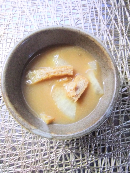 大根と油揚げの味噌汁（昆布だし）
