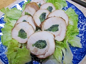 塩麹漬け鶏むね肉の小松菜ロール